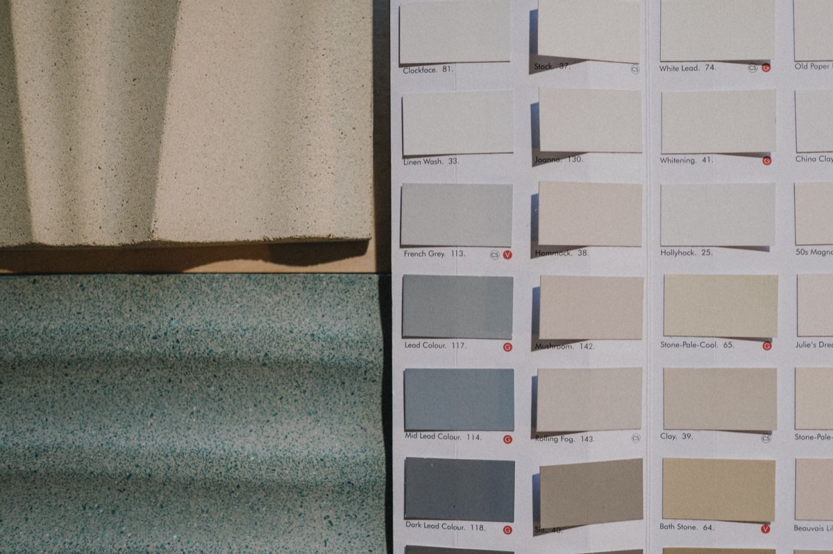 Verschiedene Materialproben wie Holz, Stoff und Marmor für das Design.