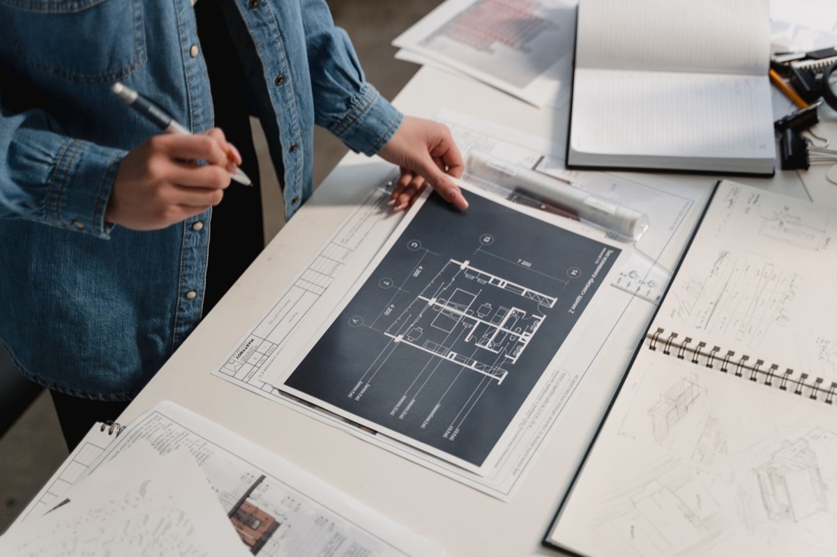 Planos arquitectónicos y herramientas de medición