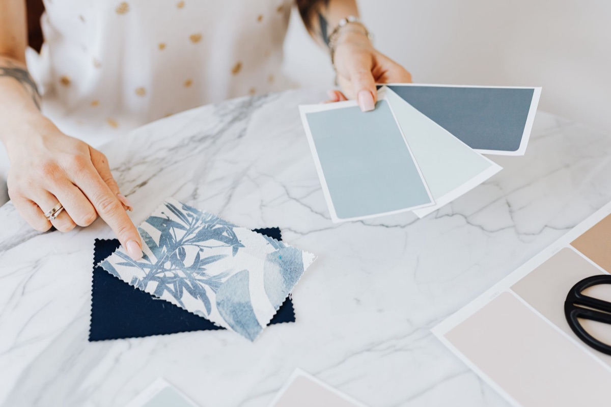 Muestras de materiales para decoración: mármol, madera y telas