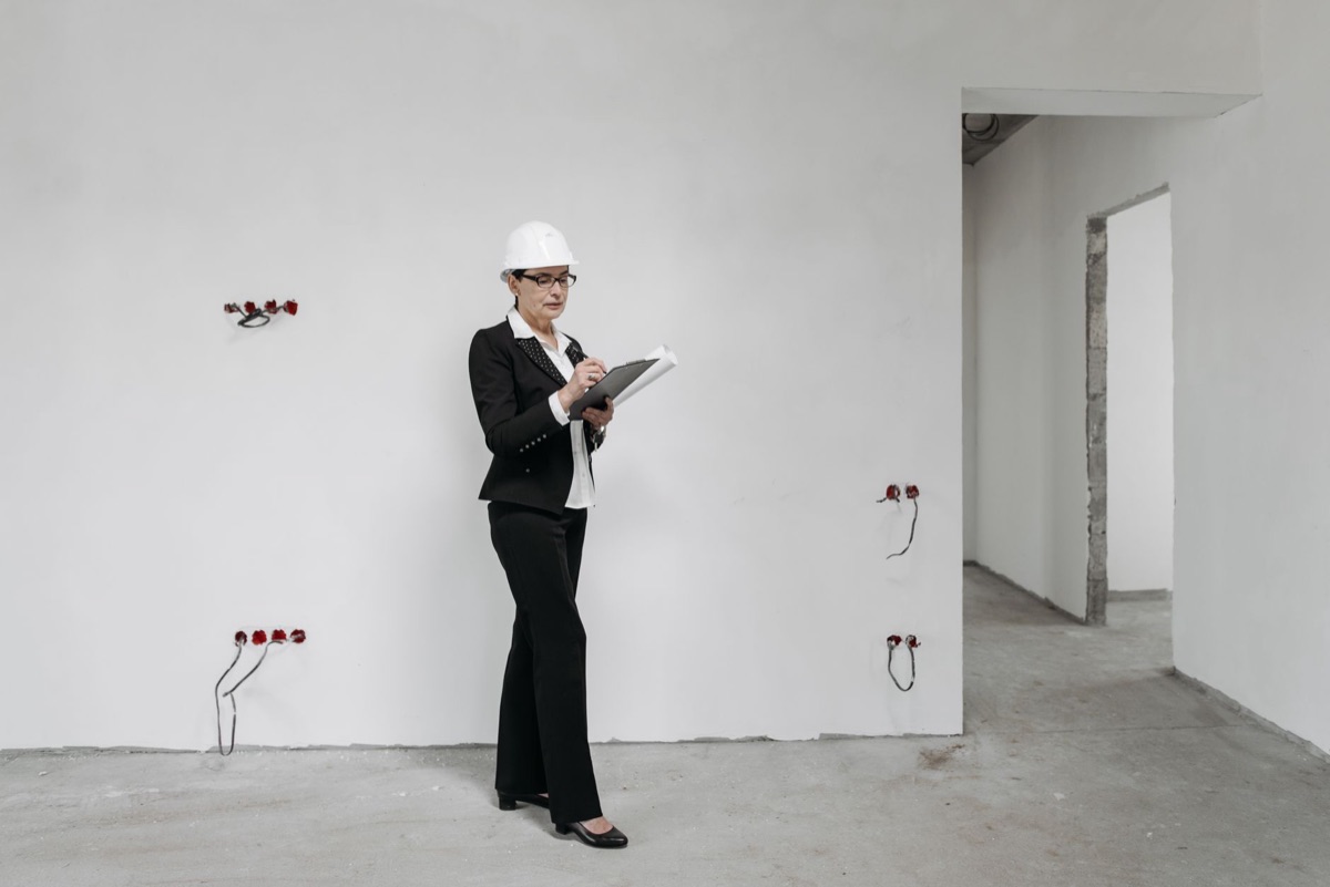 ispezione di un cantiere di ristrutturazione d'interni