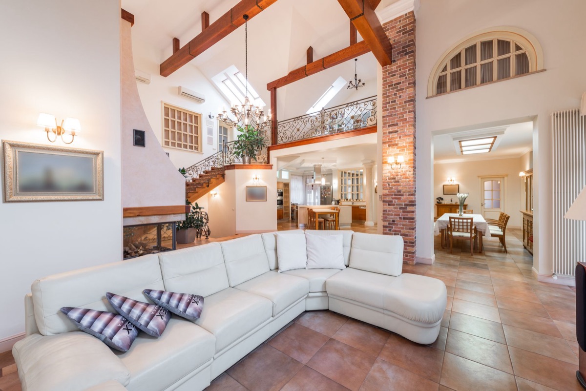 Een modern en luxueus ingerichte woonkamer met eigentijds design.