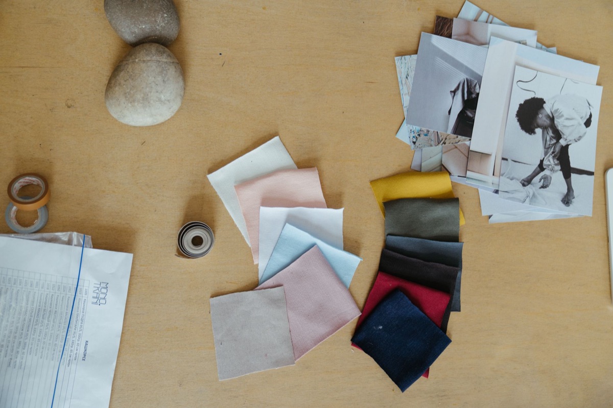 Amostras de materiais de decoração como tecidos, madeira e mármore.