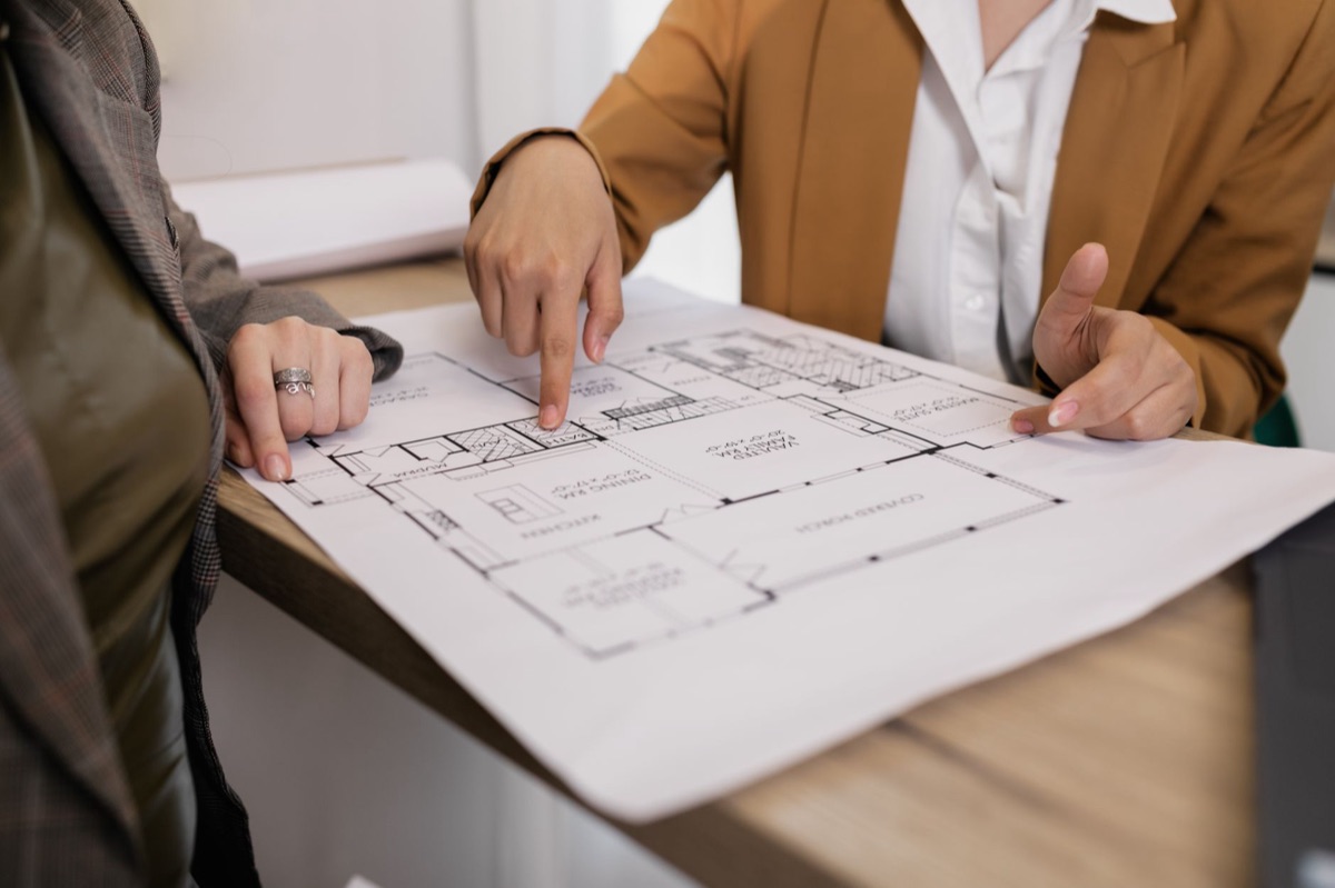 Planos de construcción y diseño de interiores sobre una mesa