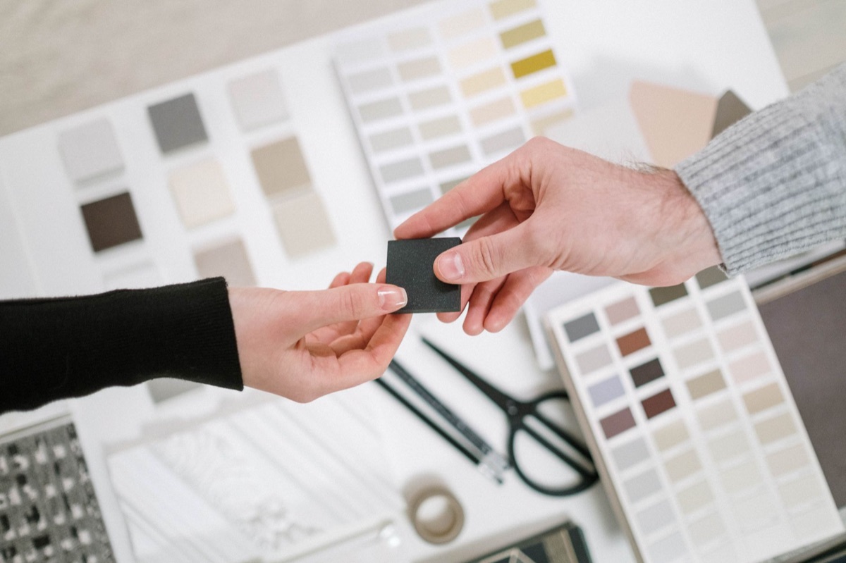 Échantillons de matériaux et palette de couleurs pour la décoration intérieure.