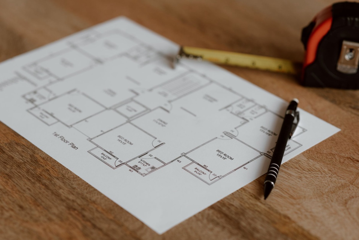 progetti architettonici e planimetrie su un tavolo da lavoro