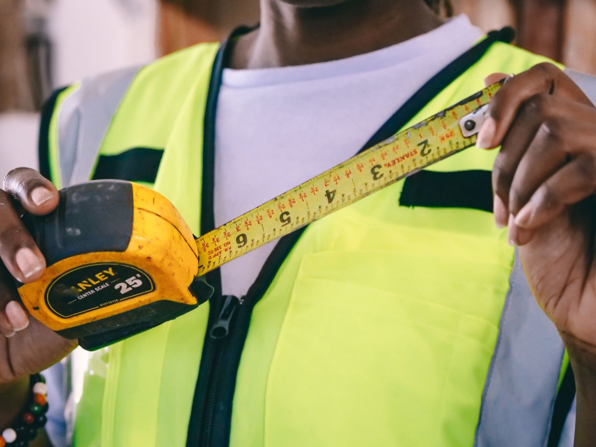 calcolatrice e metro per il preventivo dei lavori