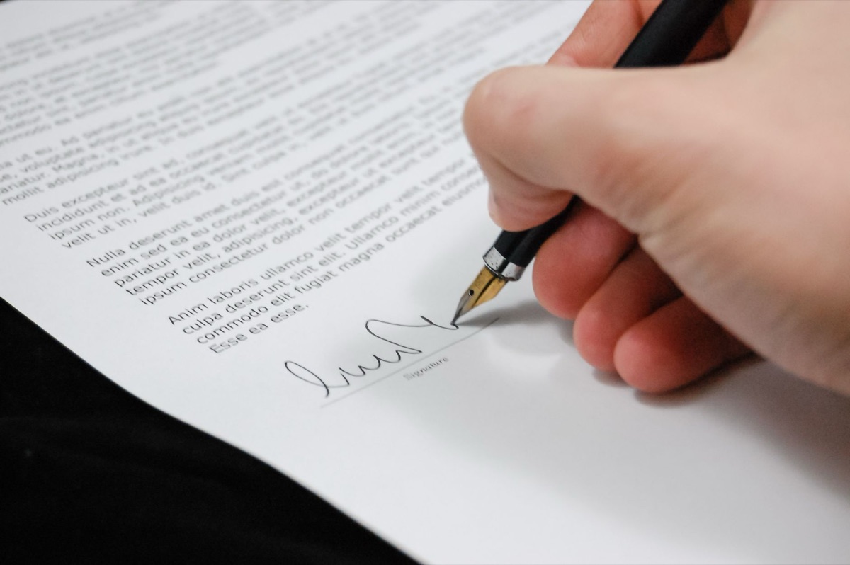 Bouwcontract document met een pen op tafel.