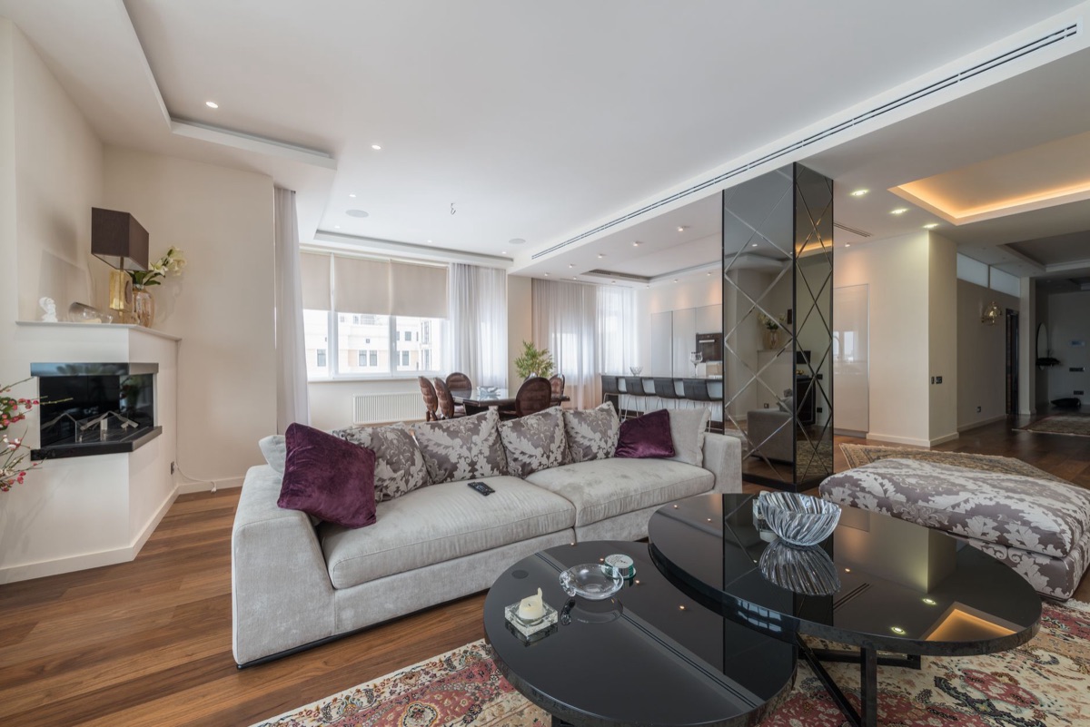Sala de estar moderna com design de interiores de alta qualidade.