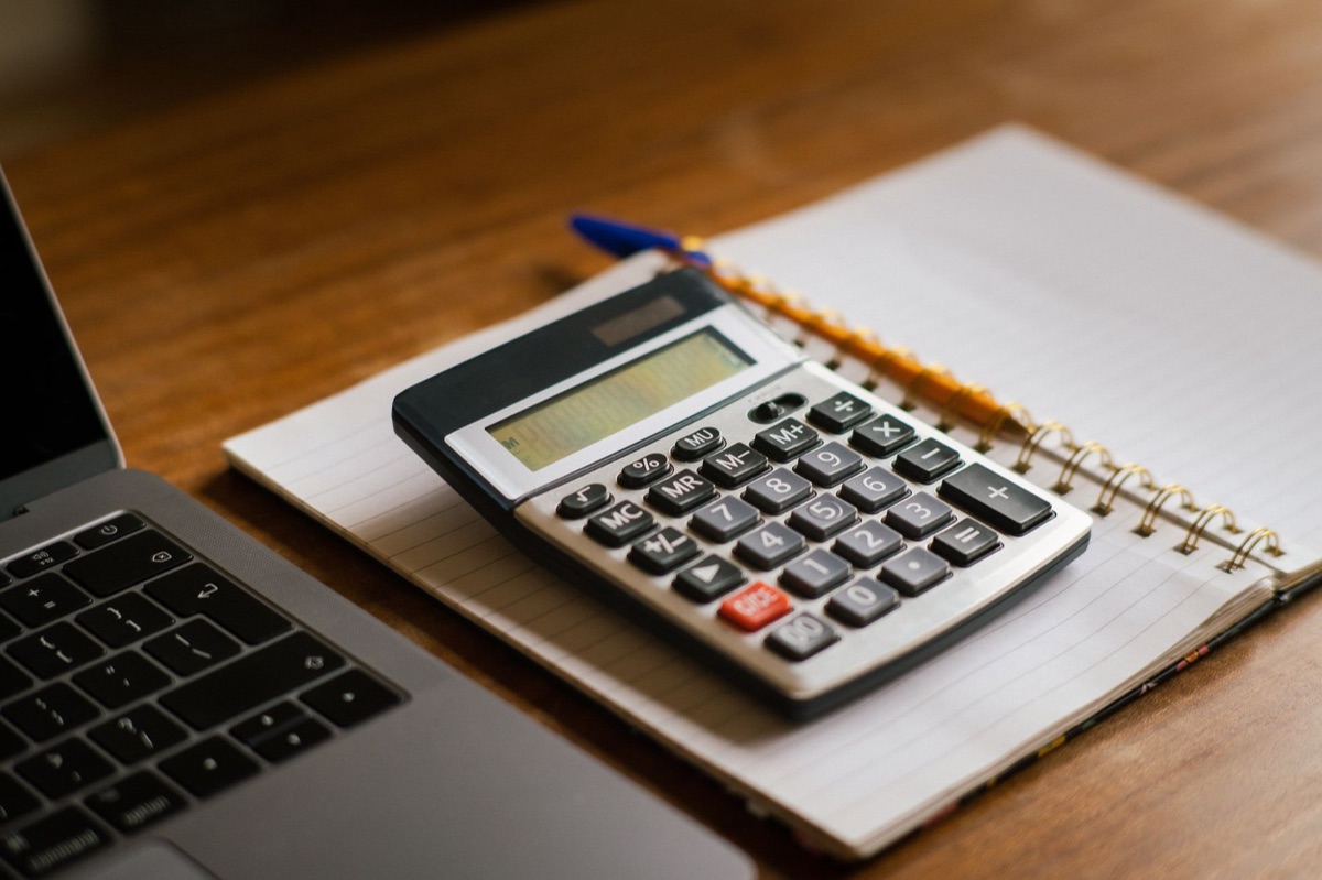 Documentos de orçamento de construção e calculadora para planejamento financeiro.