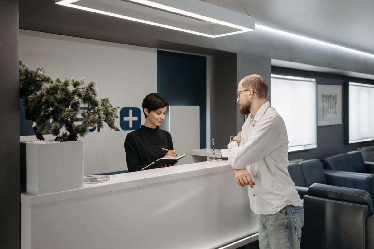 Klinik mit Wartezimmer