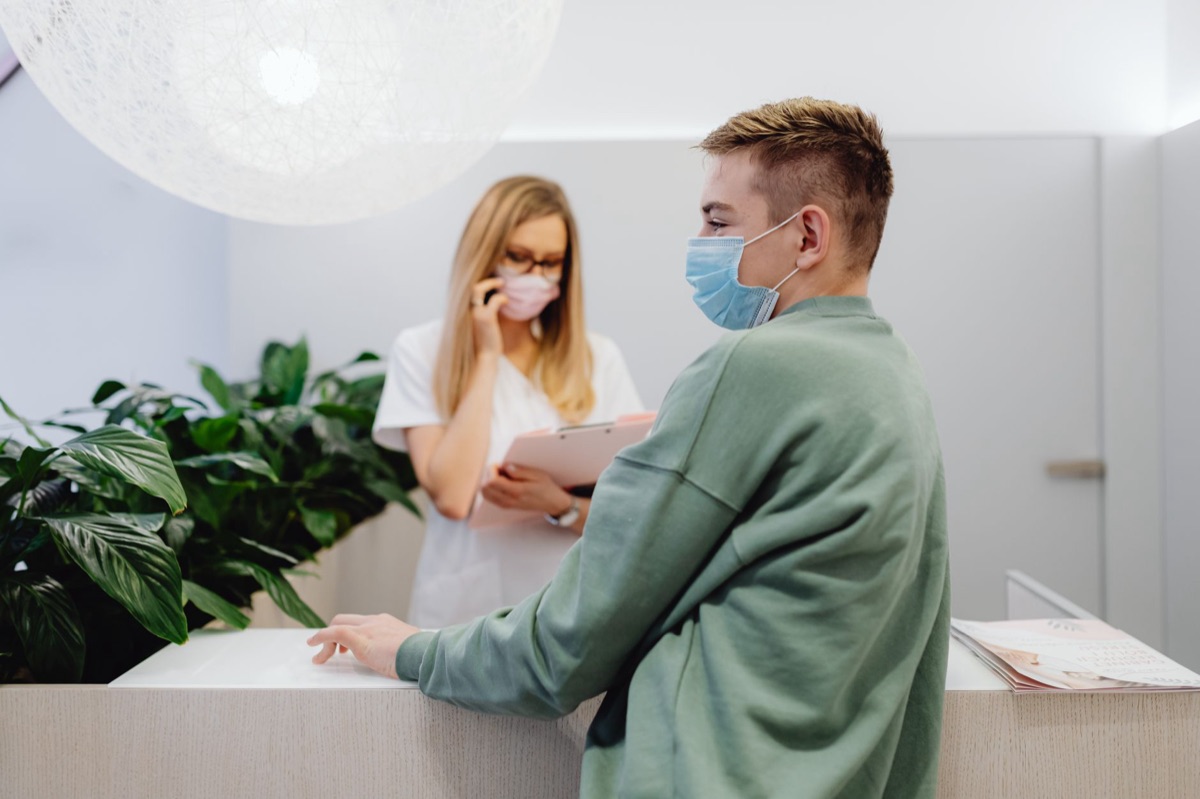sala de espera de un consultorio médico