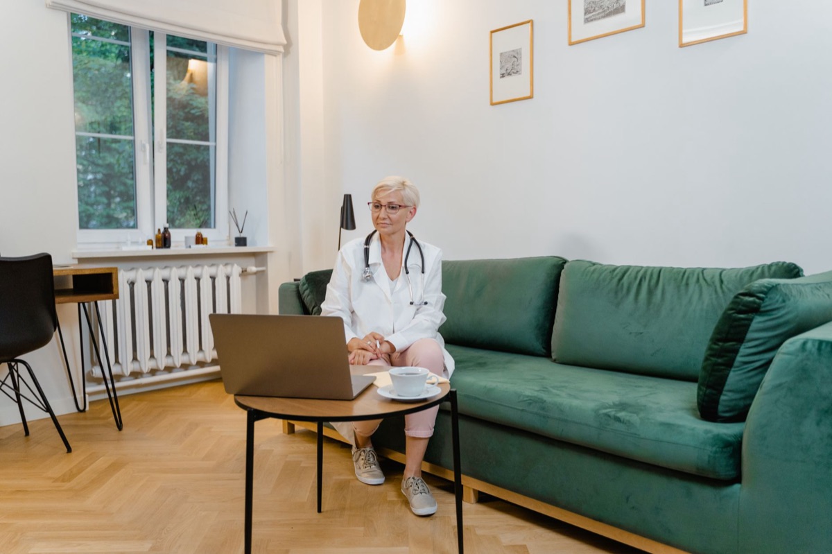 Arztpraxis mit Schreibtisch und Medikamenten
