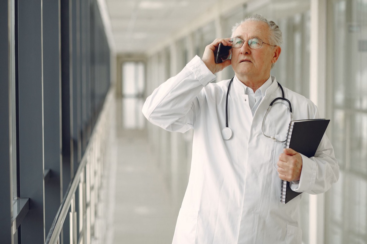 médico con estetoscopio