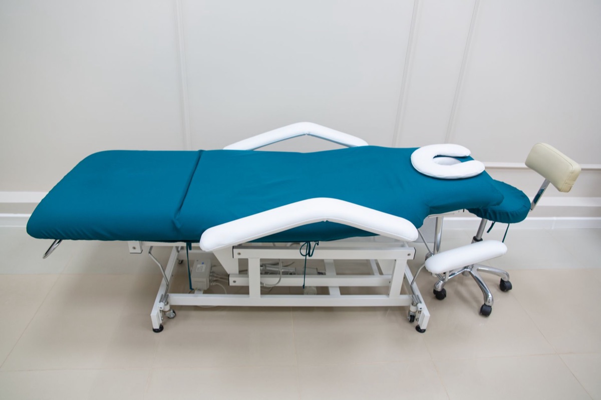 dépôt médical avec tableau blanc et dossiers médicaux