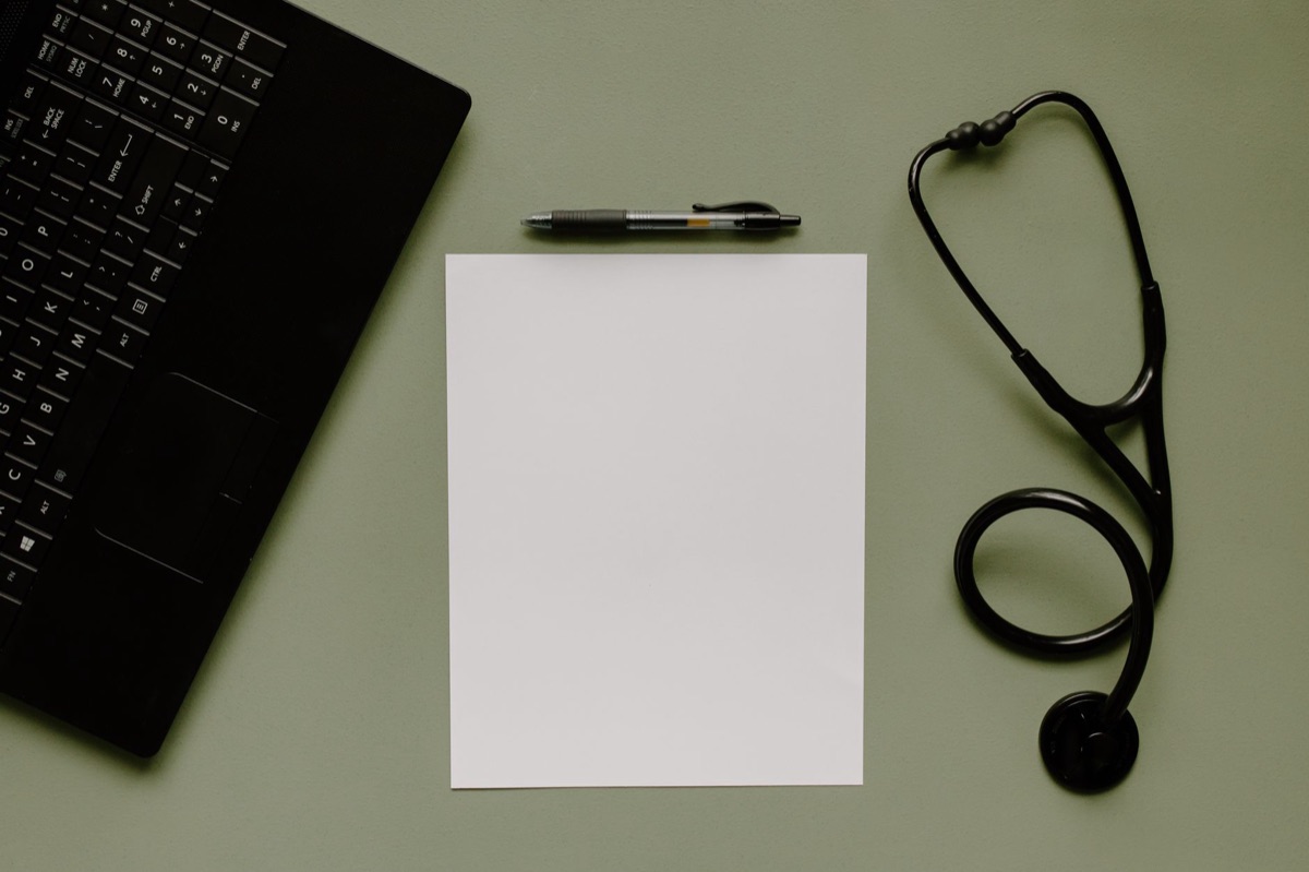 ufficio medico con documenti