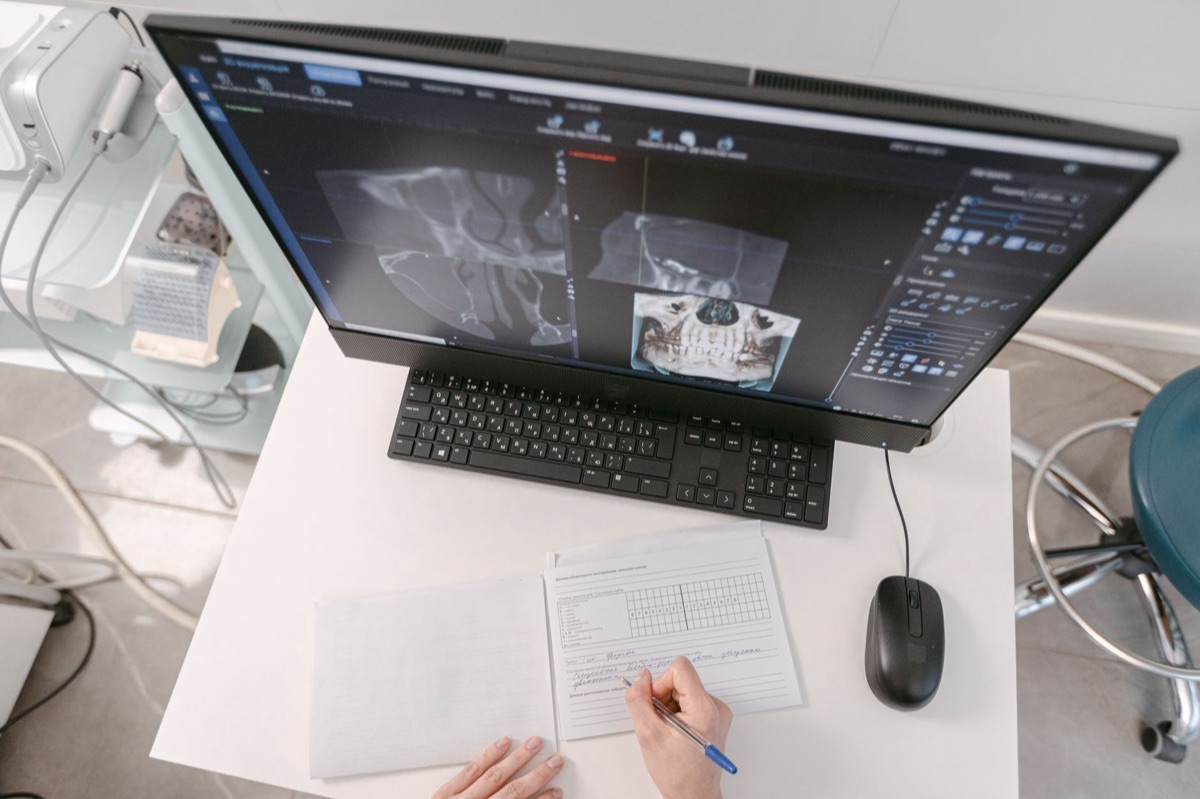 medisch kantoor met documenten