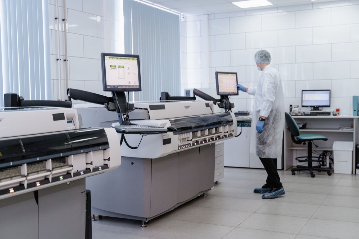 escritório médico com monitores de computador