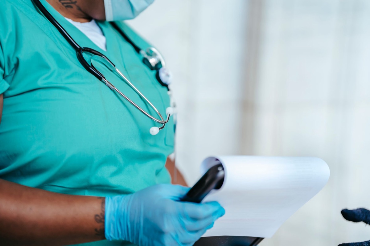 equipe médica comparando documentos