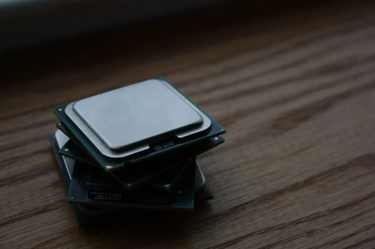 放置在平面上的方形矽制 CPU 處理器晶片
