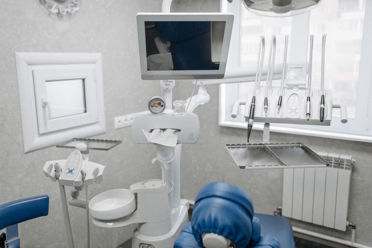 clinica medica con pareti bianche e arredamento blu