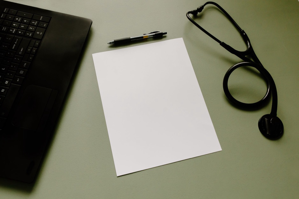 especialista medical com chart e laptop no escritório