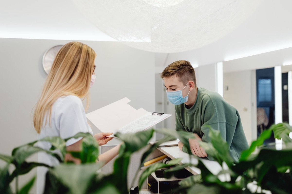 unidade médica com area de recepção e espera