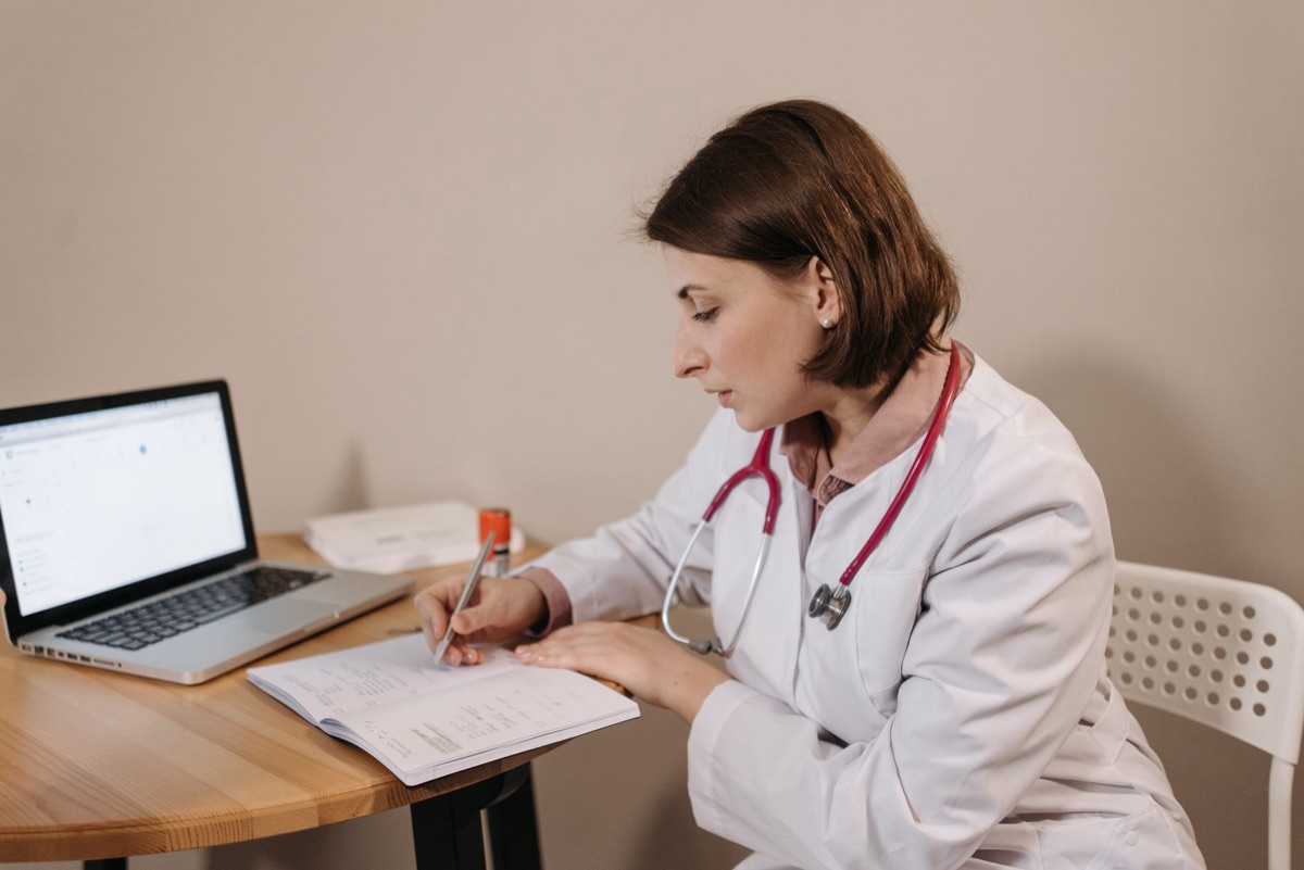 ufficio medico con desktop e documenti