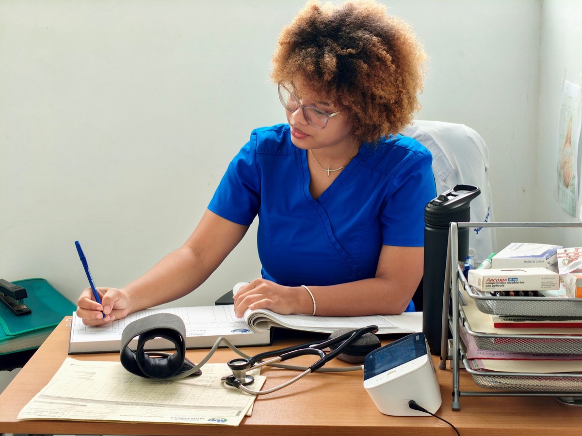 bureau médecin avec documents
