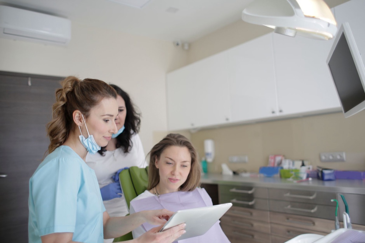 ufficio medico con tablet digitale