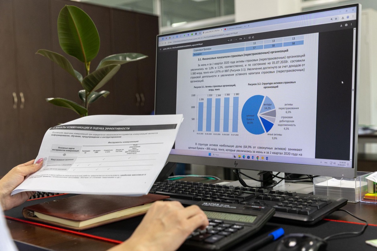 medisch kantoor met kostenanalyse grafiek