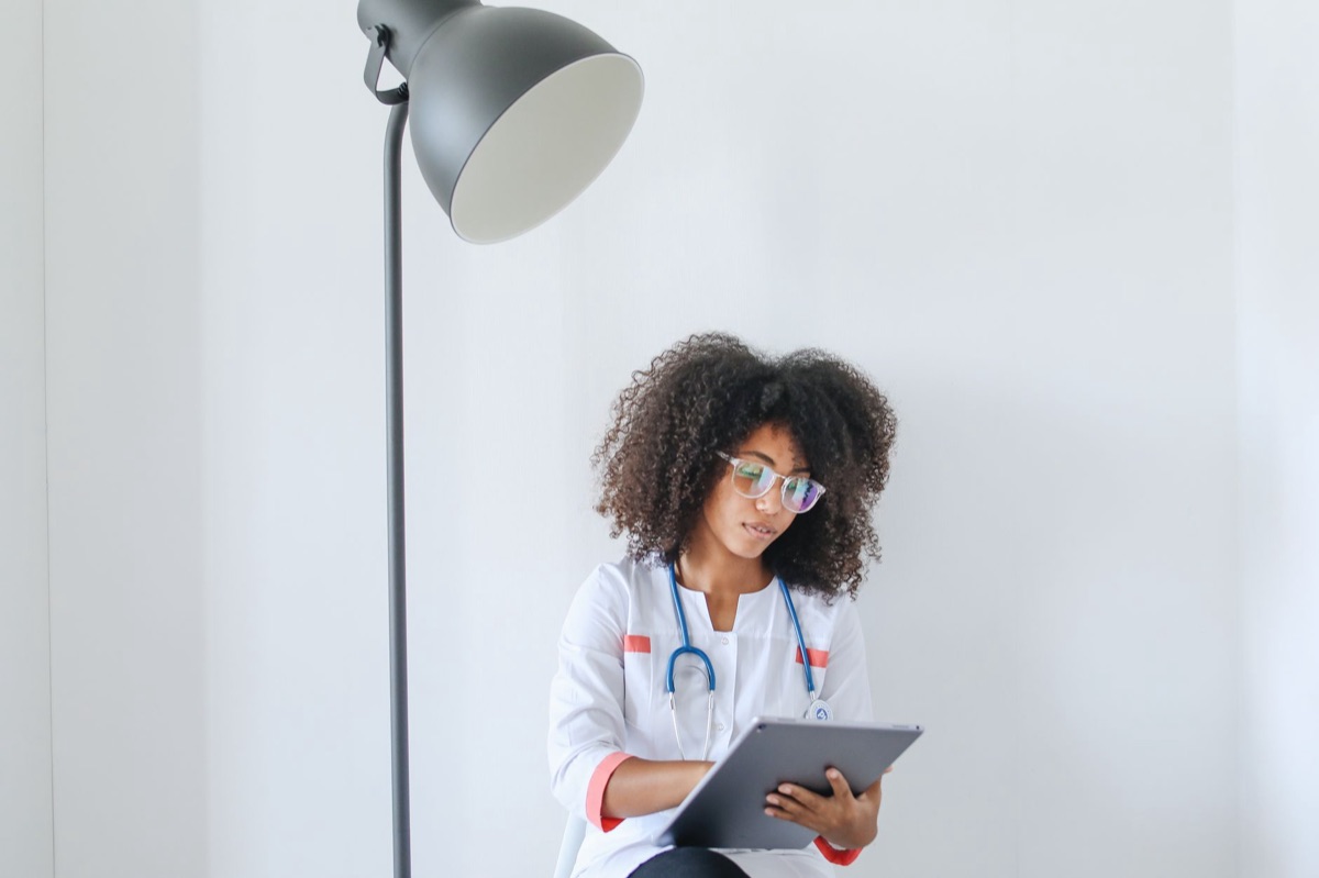 escritório de especialista médico com tablet digital e documentos médicos