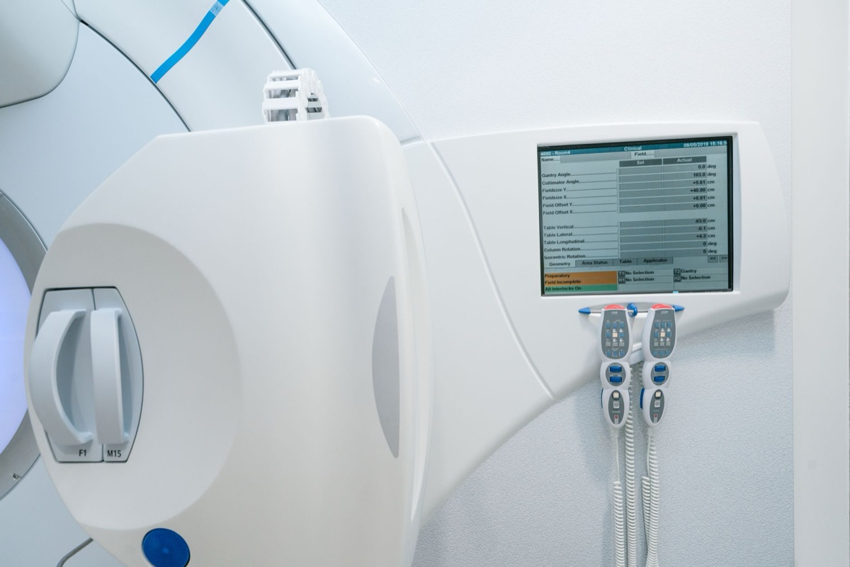 unidade médica com exibição digital e gráfico de análise de custos