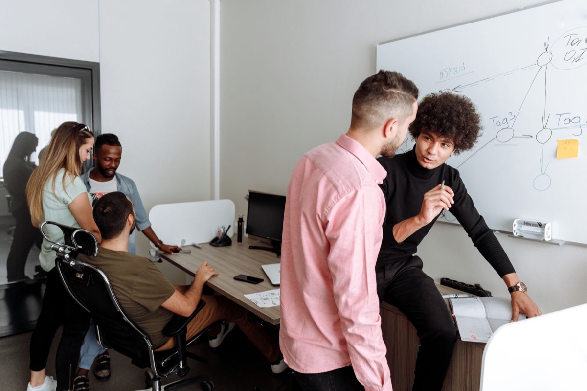 Un bureau de spécialiste médical avec un tableau noir et des professionnels