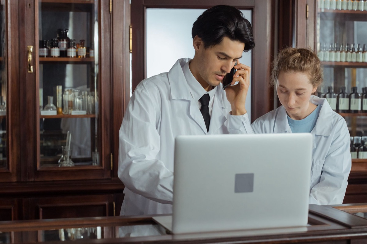 Des professionnels médicaux en tenue business en discussion sur des services