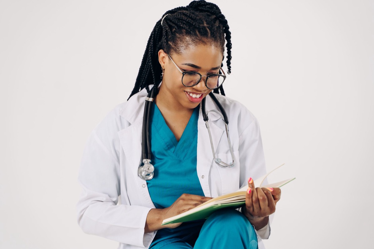 Equipe médica em camisas brancas