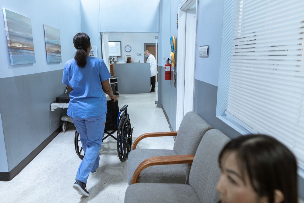 Entrada de una clínica especializada en medicina