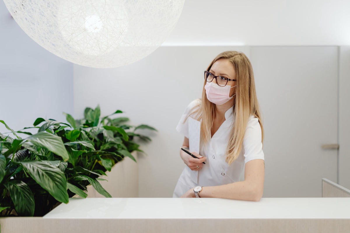 medisch kantoor met witte muren en receptionstafel