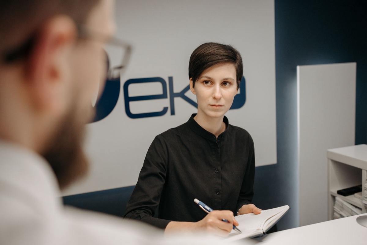 escritório médico com parede branca e área de recepção