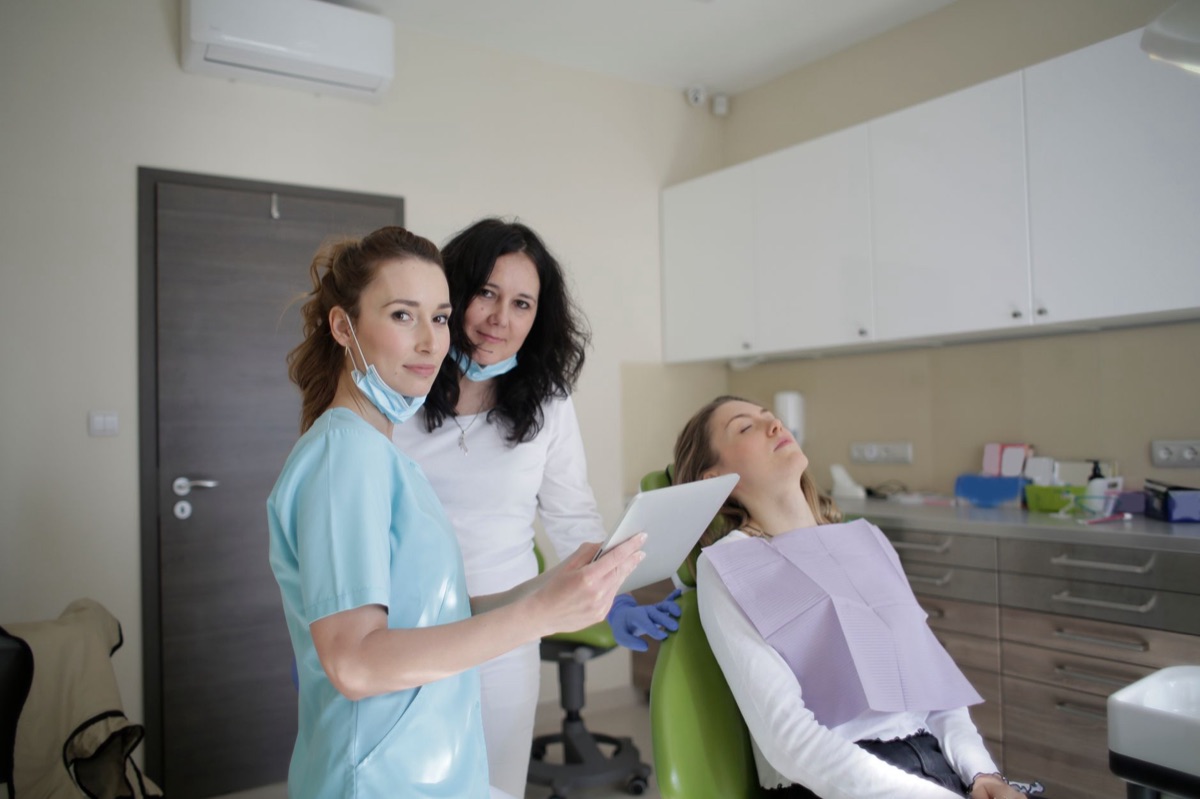 Professionnels de la santé dans un cabinet médical