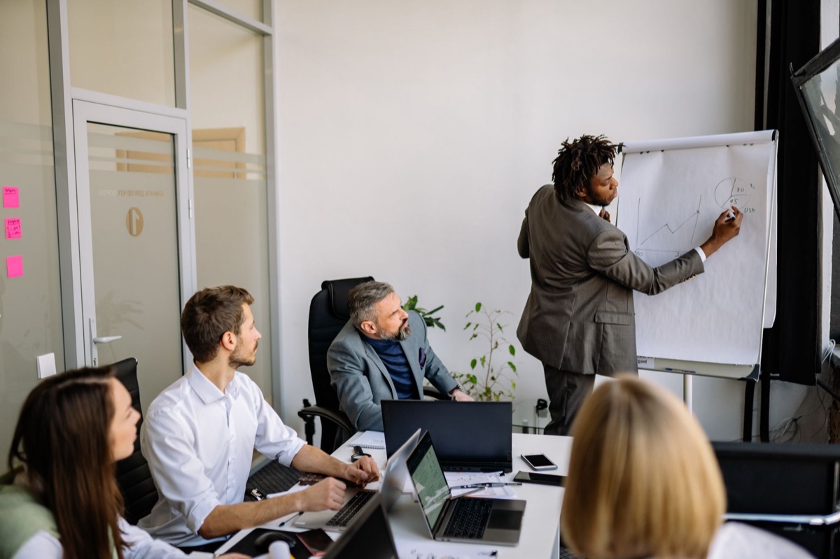 Ufficio medico con whiteboard e professionisti