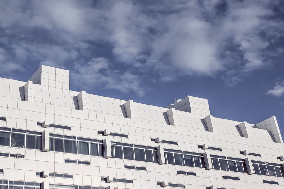 Edificio de medicina con cartel publicitario