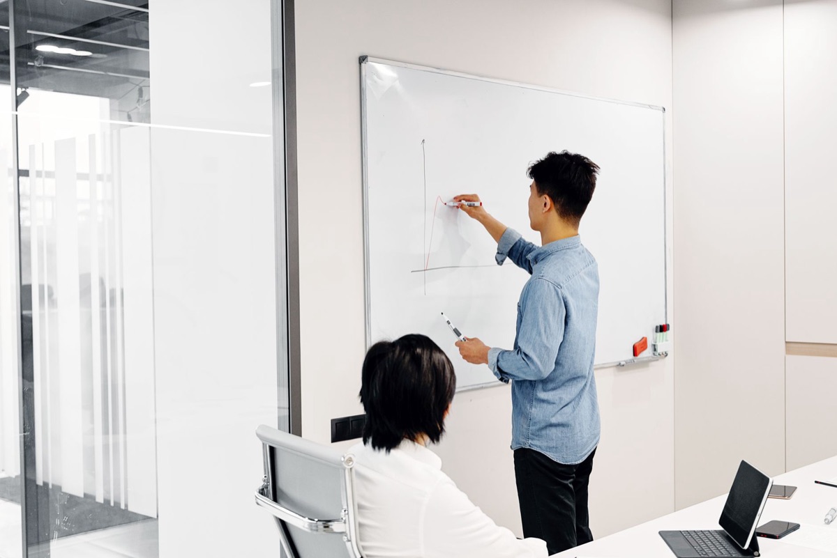 Un bureau médical avec un tableau blanc et des professionnels