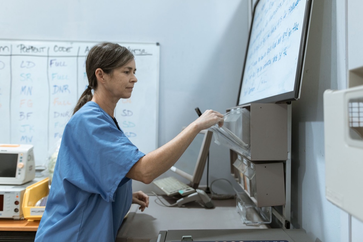 Whiteboard con termini medici e professionisti sanitari